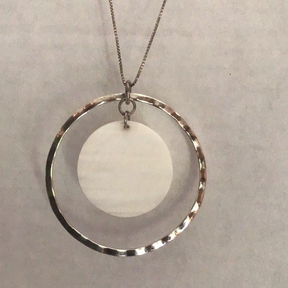 Chic sterling Silver and Cream Circle Pendant Necklace